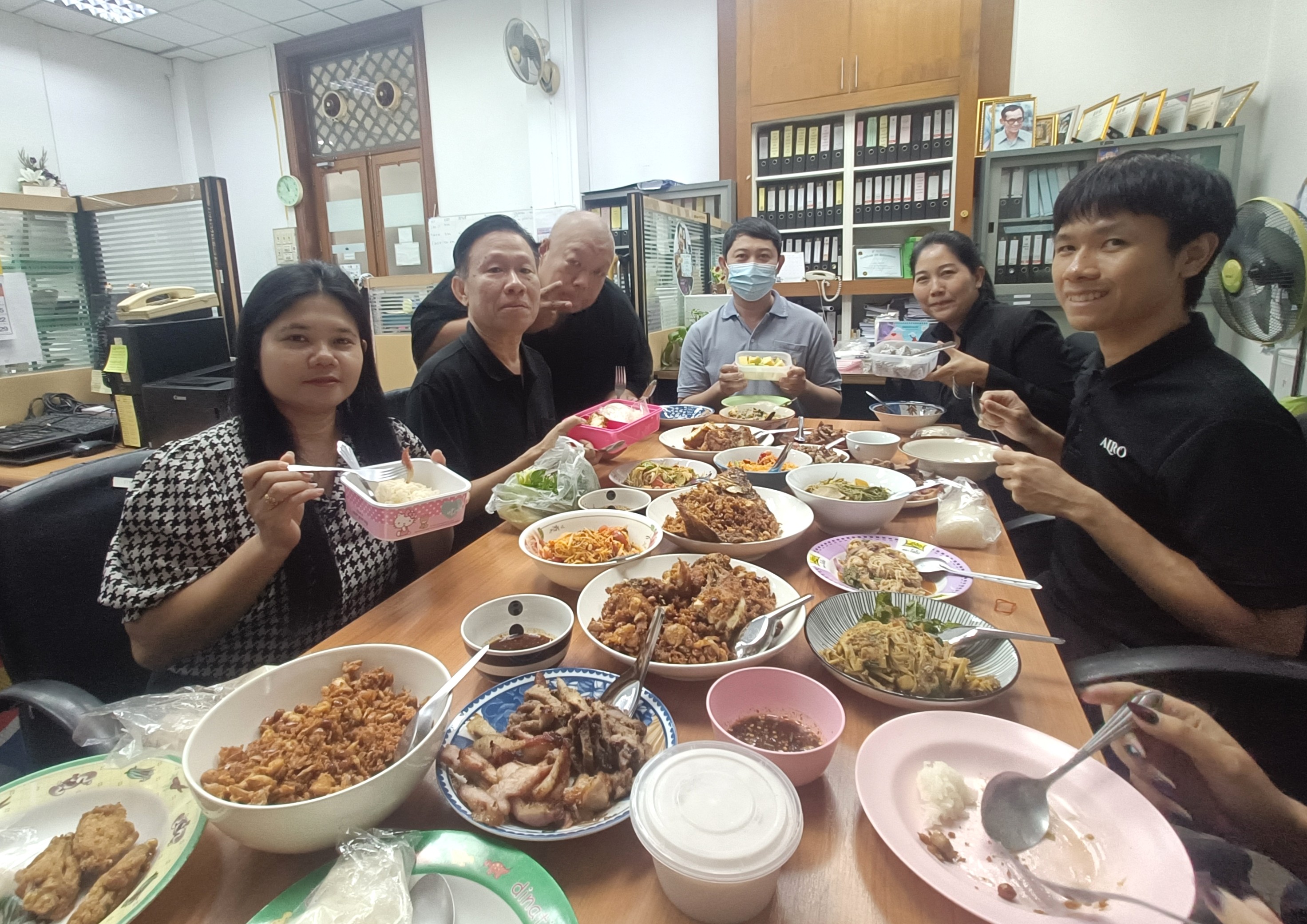 title - กลุ่มพัฒนาระบบบริหาร ส.ป.ก. ร่วมทำกิจกรรมหิ้วปิ่นโตรับประทานอาหารร่วมกัน 